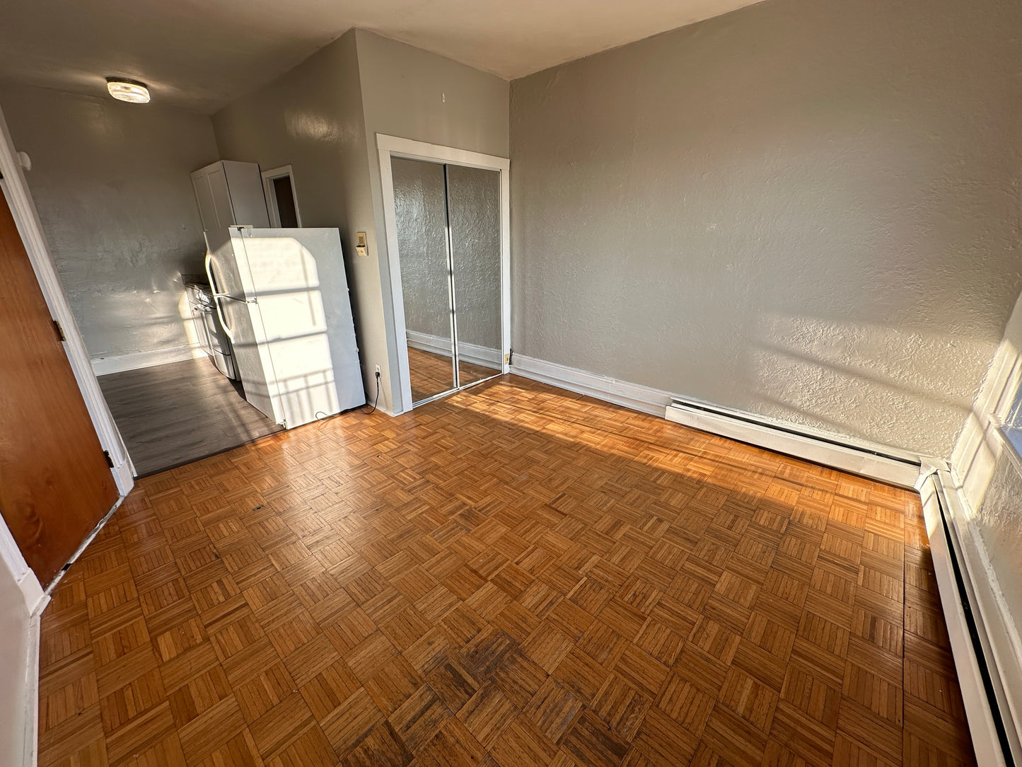 $2,300 ➽Airy Beacon Hill Top Floor Studio Available June! HT/HW Included! (Beacon Hill)