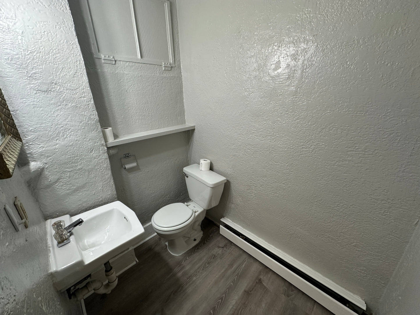 $2,300 ➽Airy Beacon Hill Top Floor Studio Available June! HT/HW Included! (Beacon Hill)