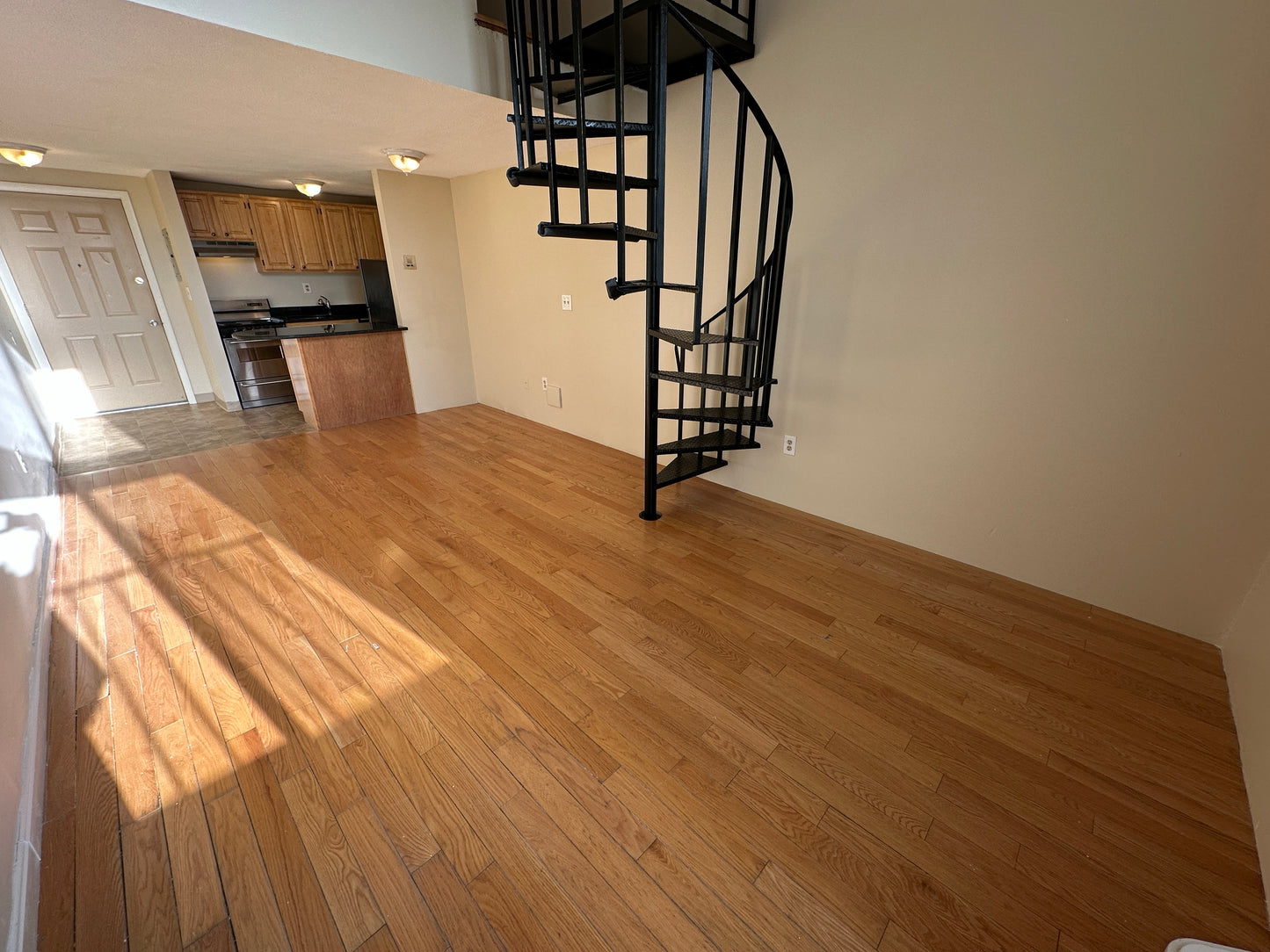 APPLICATION PENDING $2,350 / 446ft2 - ➽Alluring Andrew Square Studio Loft w/No Fee! (Andrew Square)