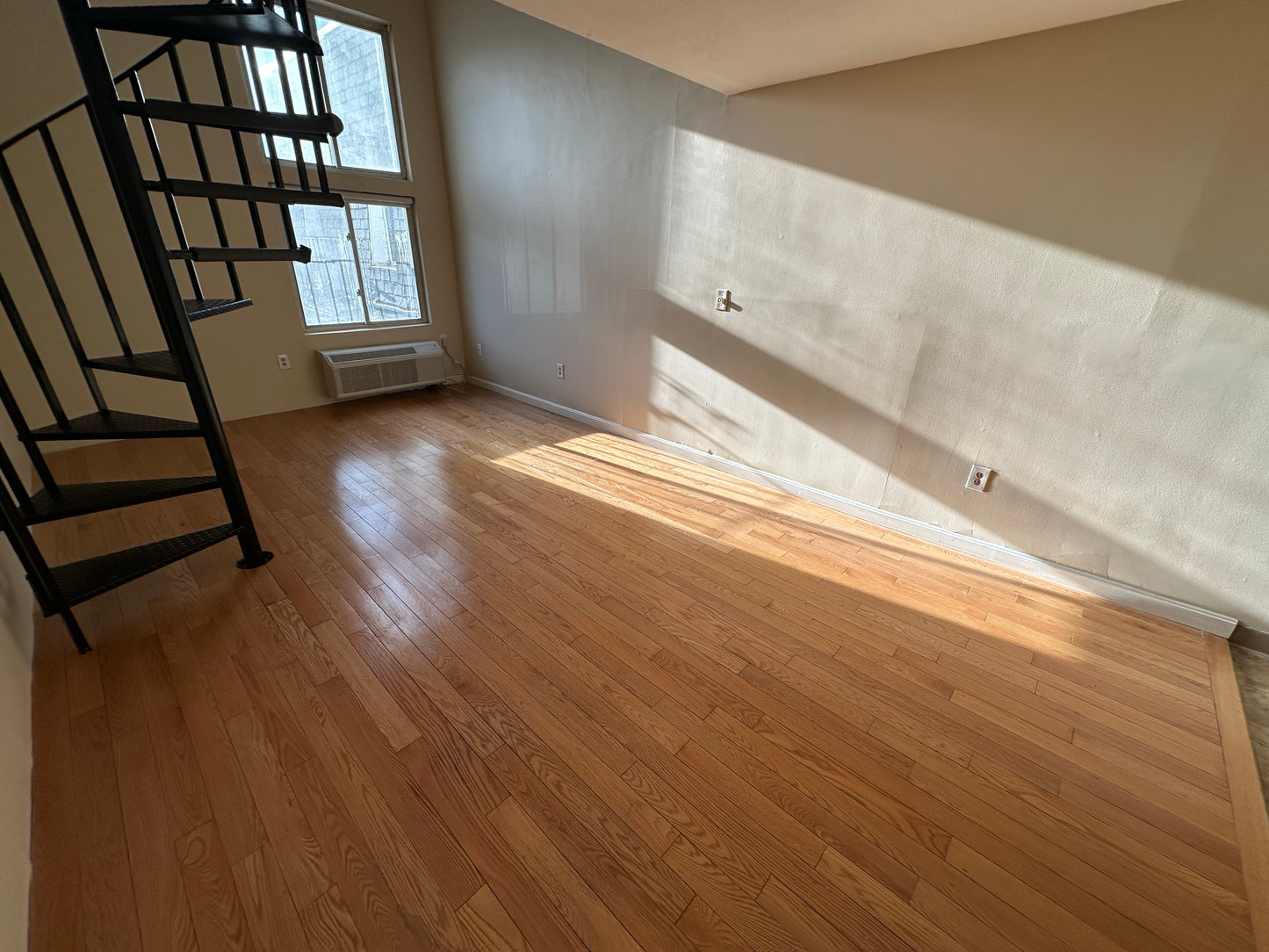 APPLICATION PENDING $2,350 / 446ft2 - ➽Alluring Andrew Square Studio Loft w/No Fee! (Andrew Square)