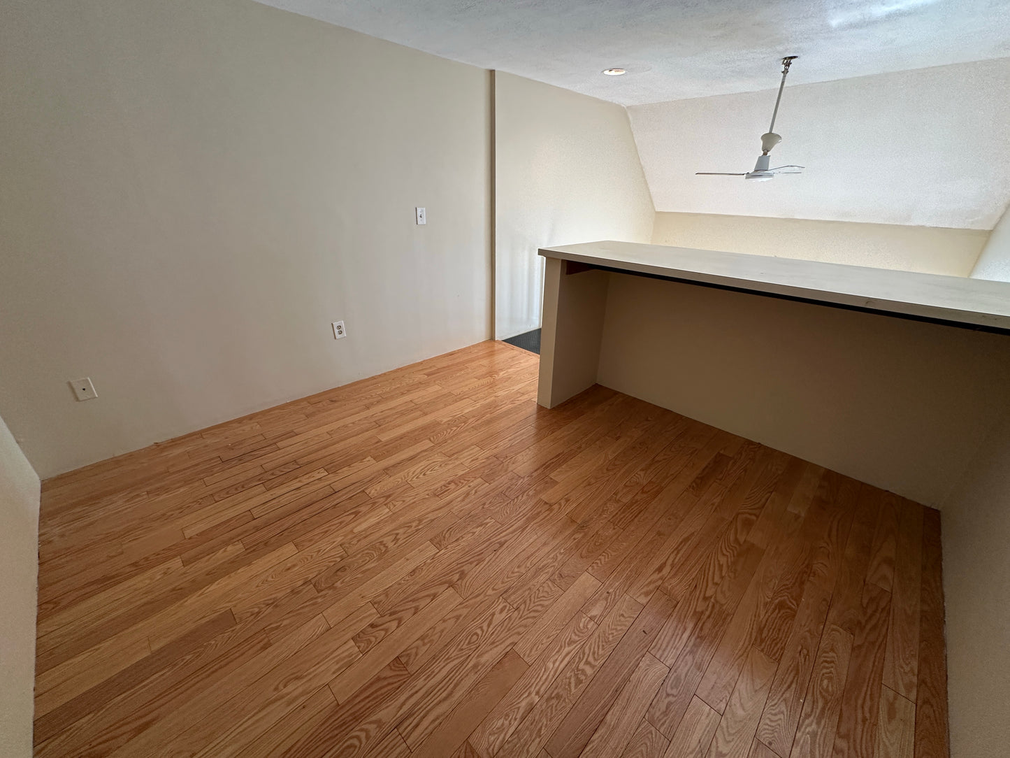 APPLICATION PENDING $2,350 / 446ft2 - ➽Alluring Andrew Square Studio Loft w/No Fee! (Andrew Square)