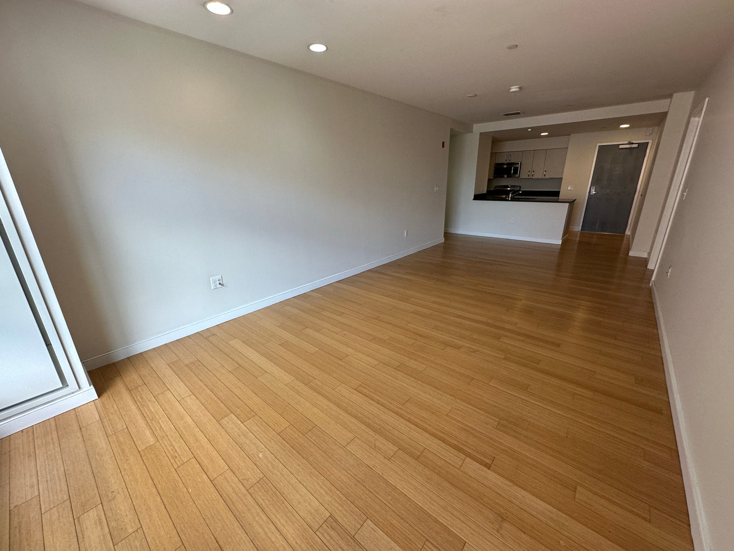 $4,500 / 2br - 1199ft2 - ➽Gorgeous South End Top Floor 2 Bedroom Available August! No Fee! (South End)