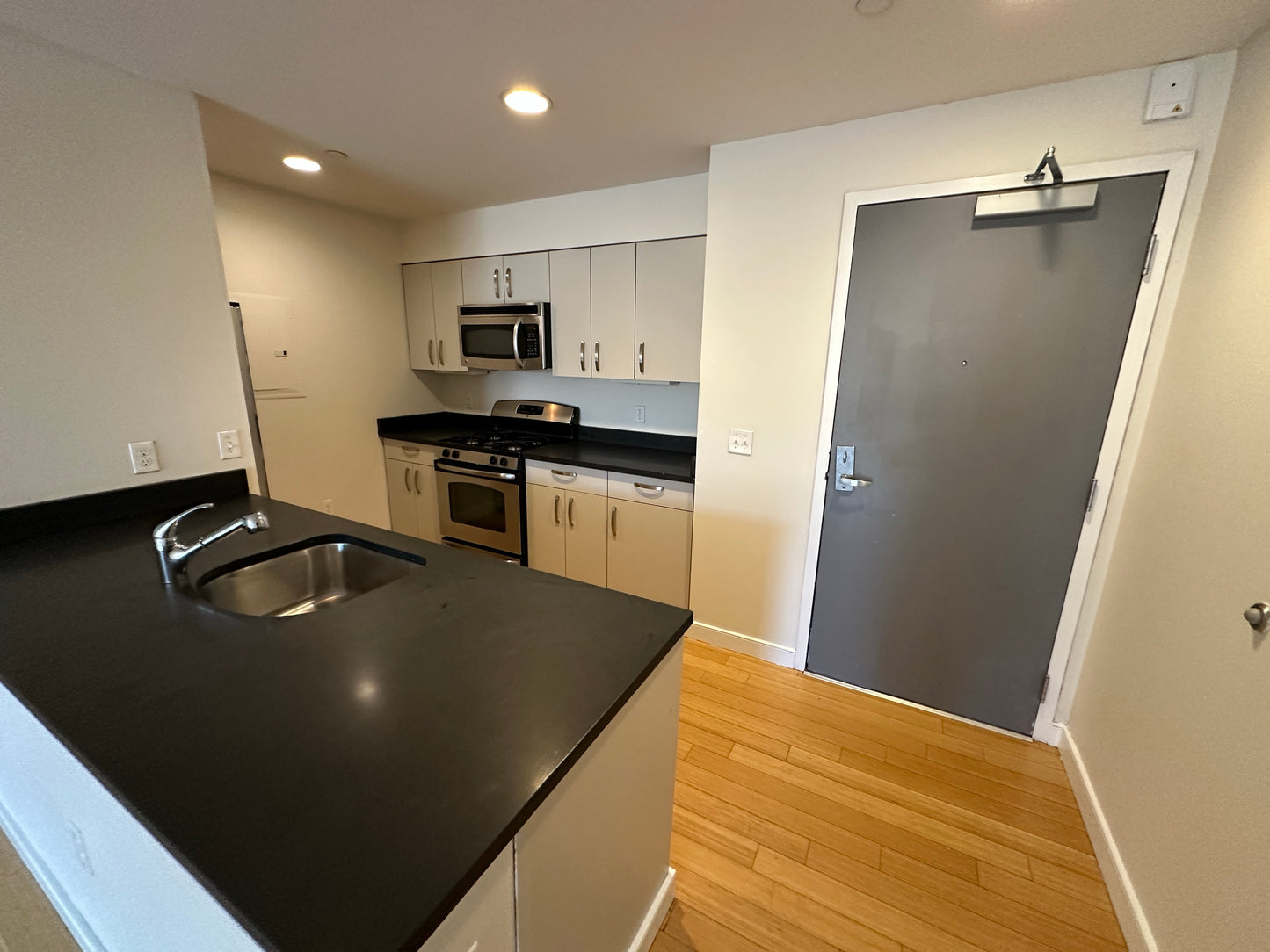 $4,500 / 2br - 1199ft2 - ➽Gorgeous South End Top Floor 2 Bedroom Available August! No Fee! (South End)