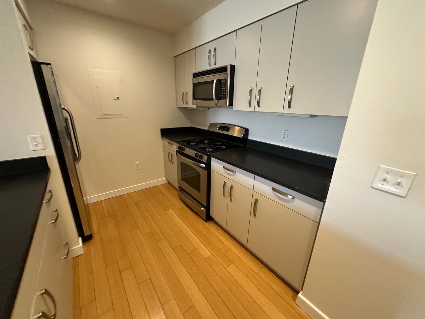 $4,500 / 2br - 1199ft2 - ➽Gorgeous South End Top Floor 2 Bedroom Available August! No Fee! (South End)