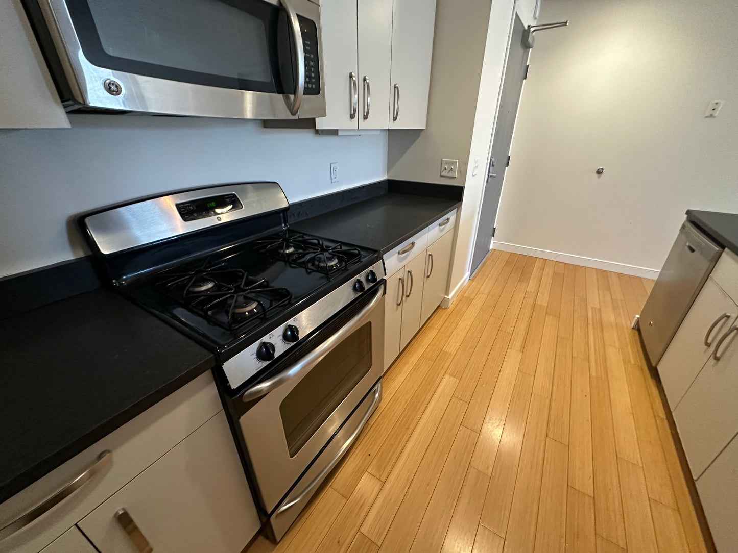 $4,500 / 2br - 1199ft2 - ➽Gorgeous South End Top Floor 2 Bedroom Available August! No Fee! (South End)