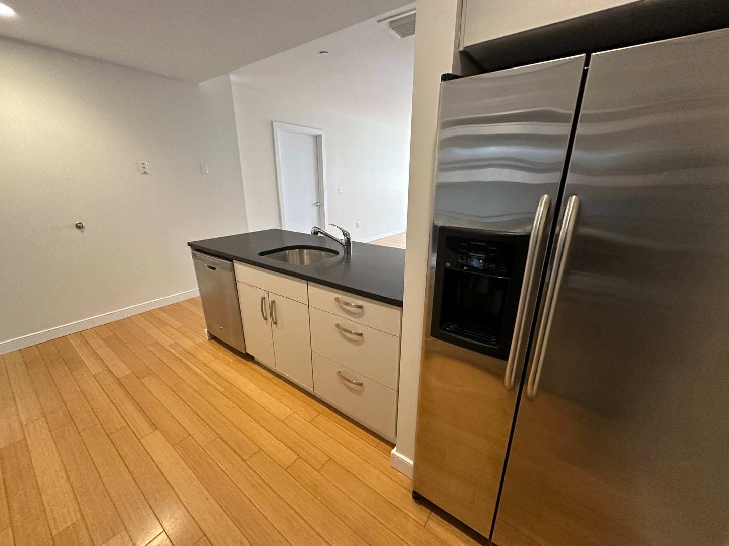 $4,500 / 2br - 1199ft2 - ➽Gorgeous South End Top Floor 2 Bedroom Available August! No Fee! (South End)
