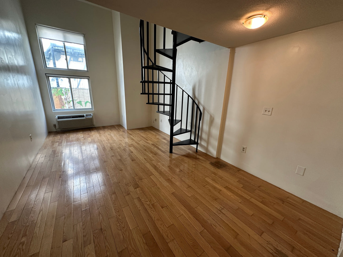 APPLICATION PENDING $2,350 / 490ft2 - ➽Airy Andrew Square Studio Loft w/No Fee! (Andrew Square)