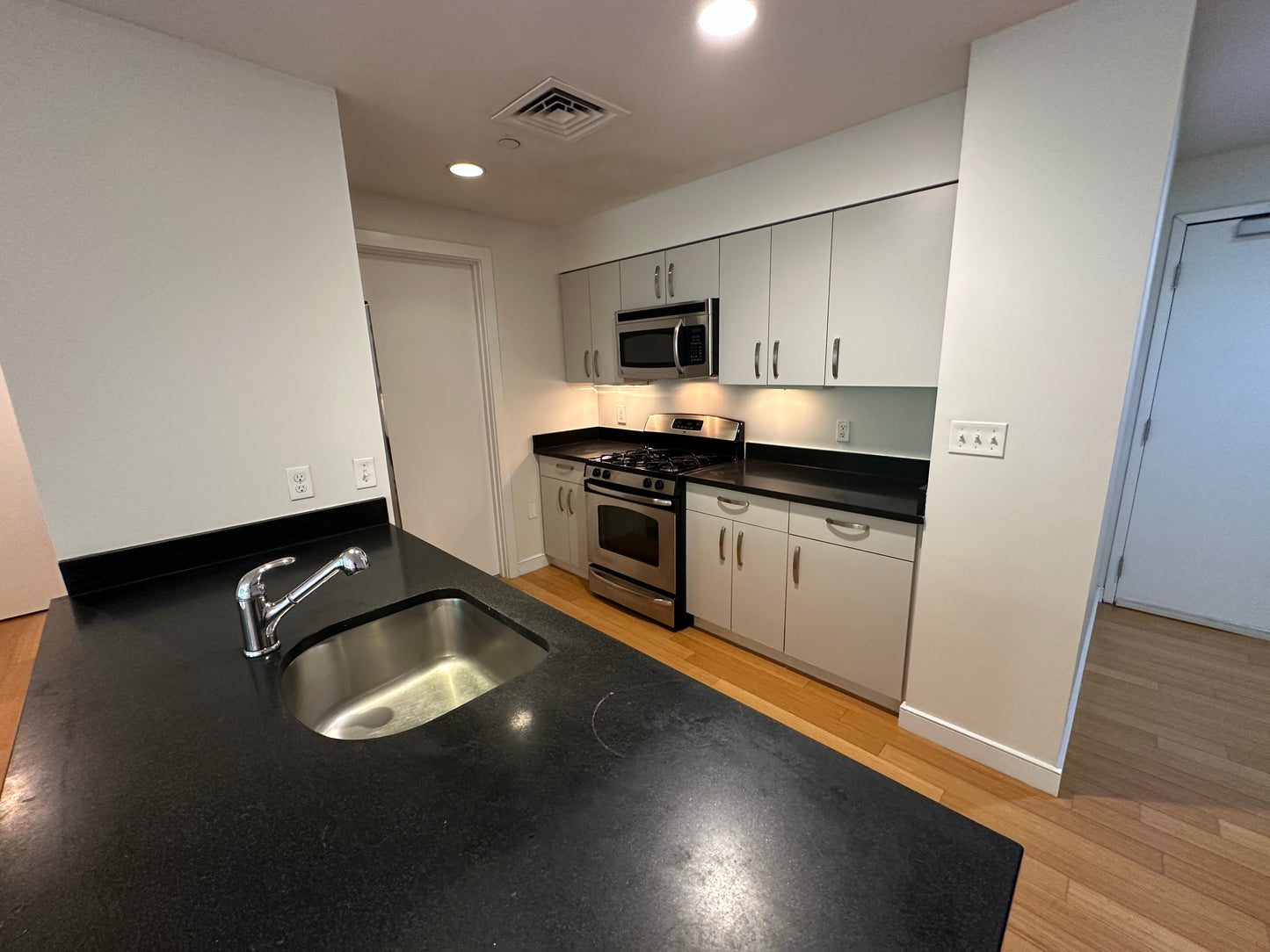 $3,400 / 1br - 744ft2 - ➽Tranquil South End 1 Bedroom Available September! Pet OK & No Fee! (South End)