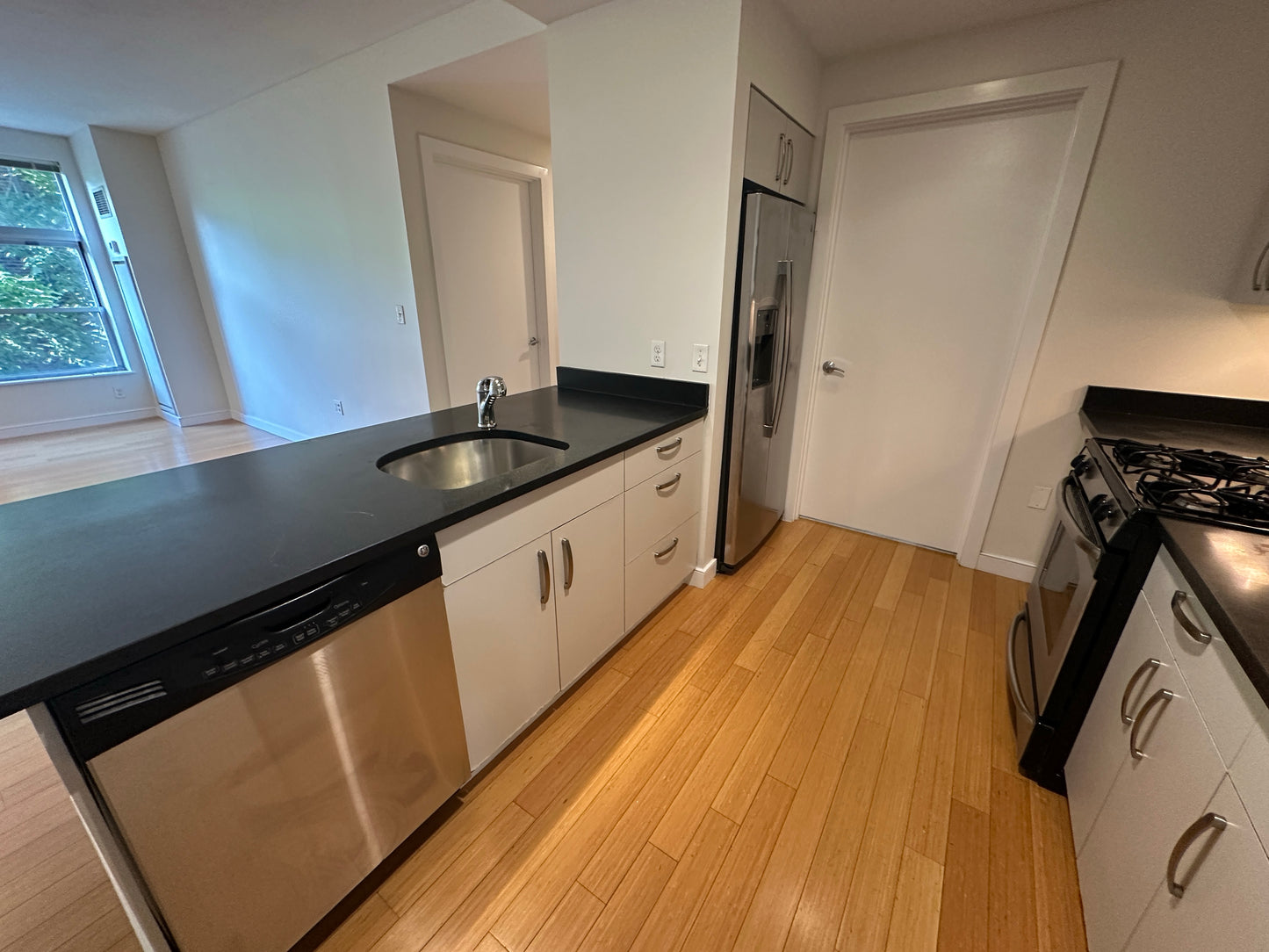 $3,400 / 1br - 744ft2 - ➽Tranquil South End 1 Bedroom Available September! Pet OK & No Fee! (South End)