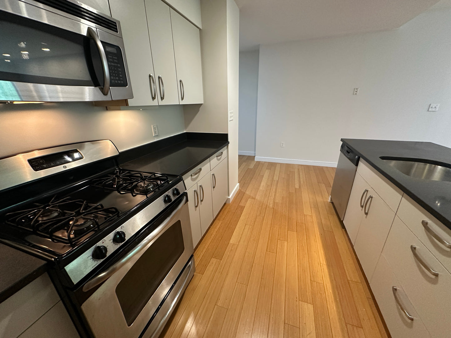 $3,400 / 1br - 744ft2 - ➽Tranquil South End 1 Bedroom Available September! Pet OK & No Fee! (South End)