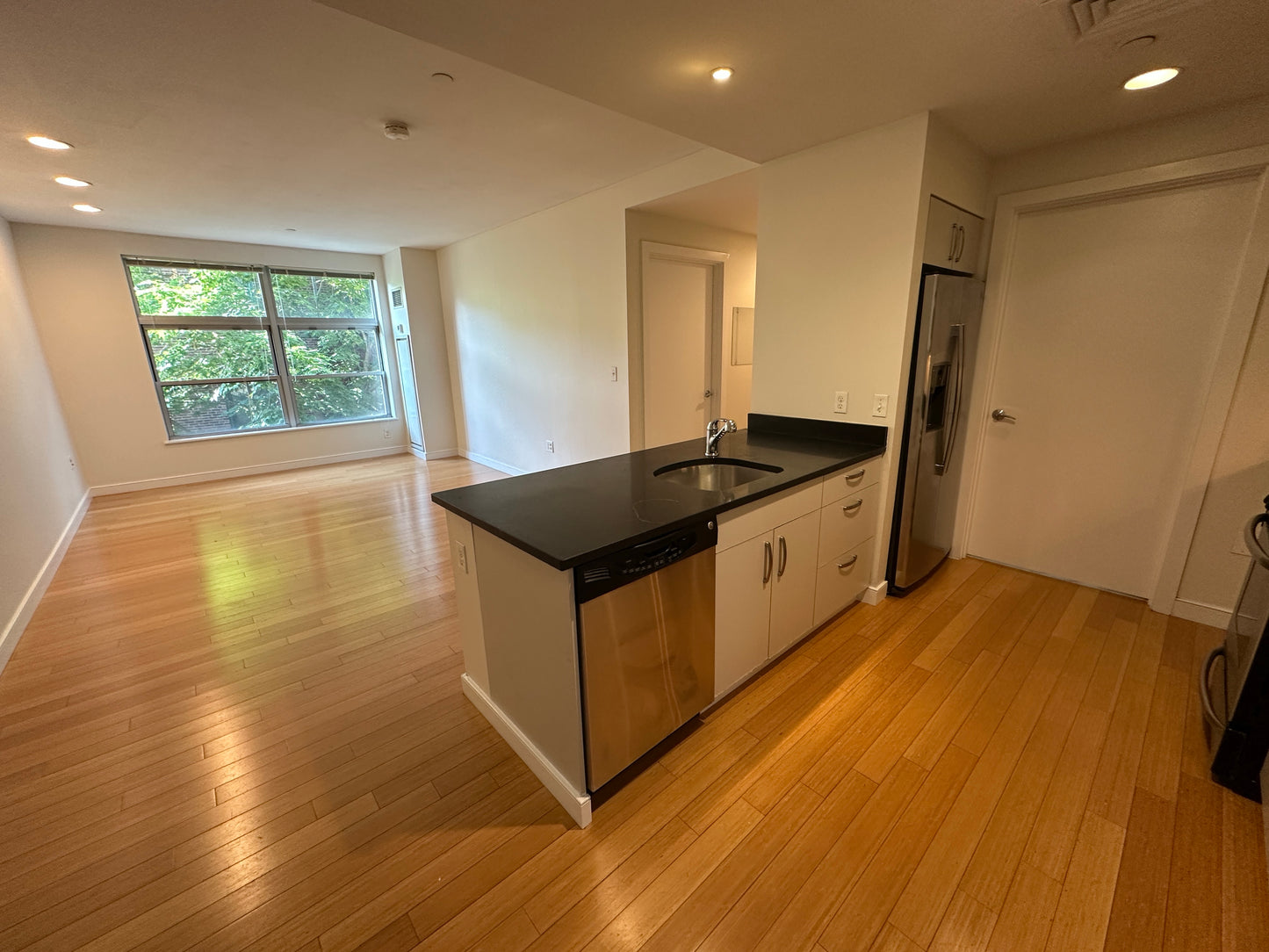 $3,400 / 1br - 744ft2 - ➽Tranquil South End 1 Bedroom Available September! Pet OK & No Fee! (South End)