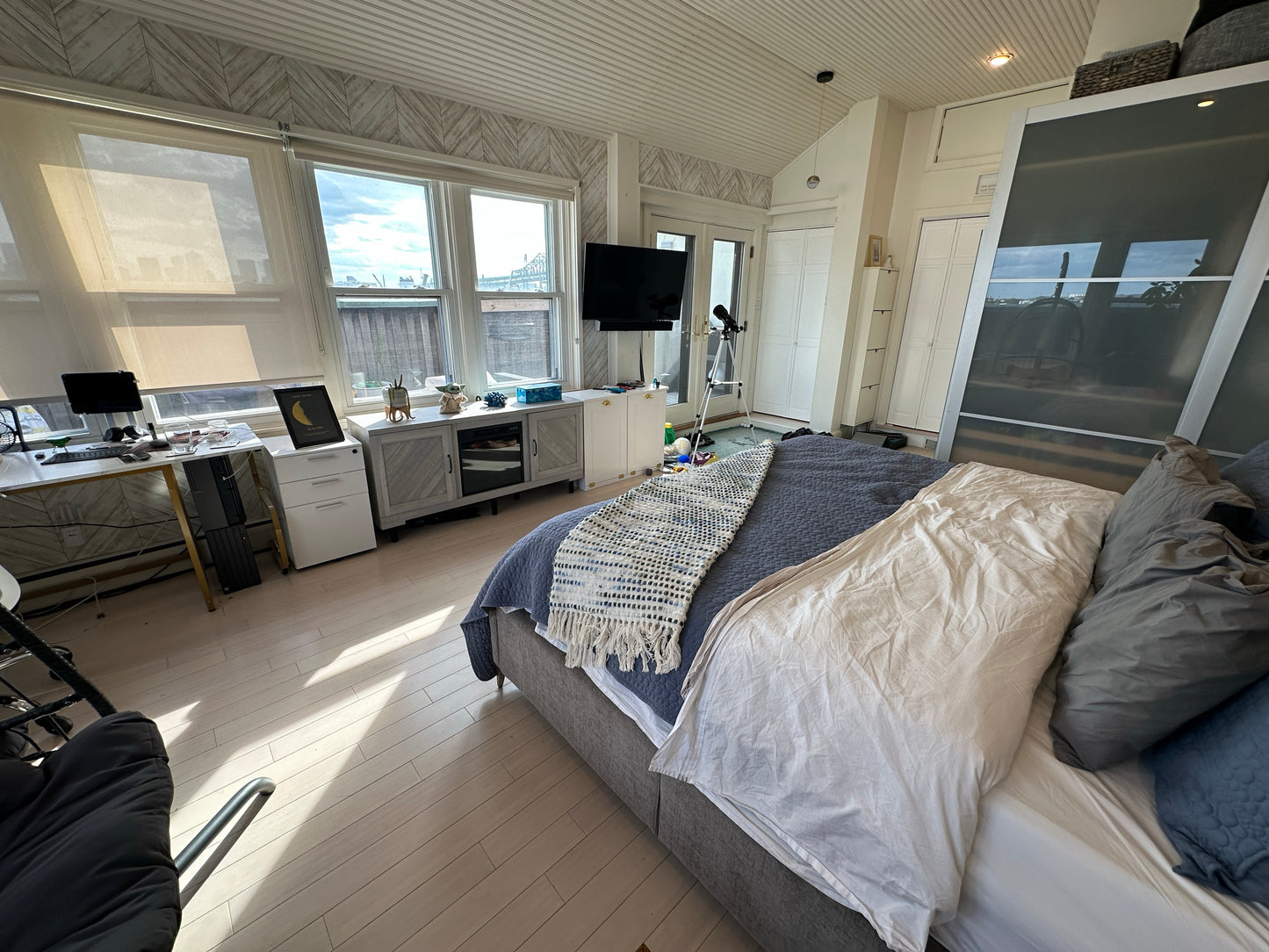 APPLICATION PENDING $3,000 / 1br - 900ft2 - ➽Incredible Chelsea Waterfront Penthouse 1 Bed 1.5 Bath Avail. 10/1! (Chelsea - Waterfront)