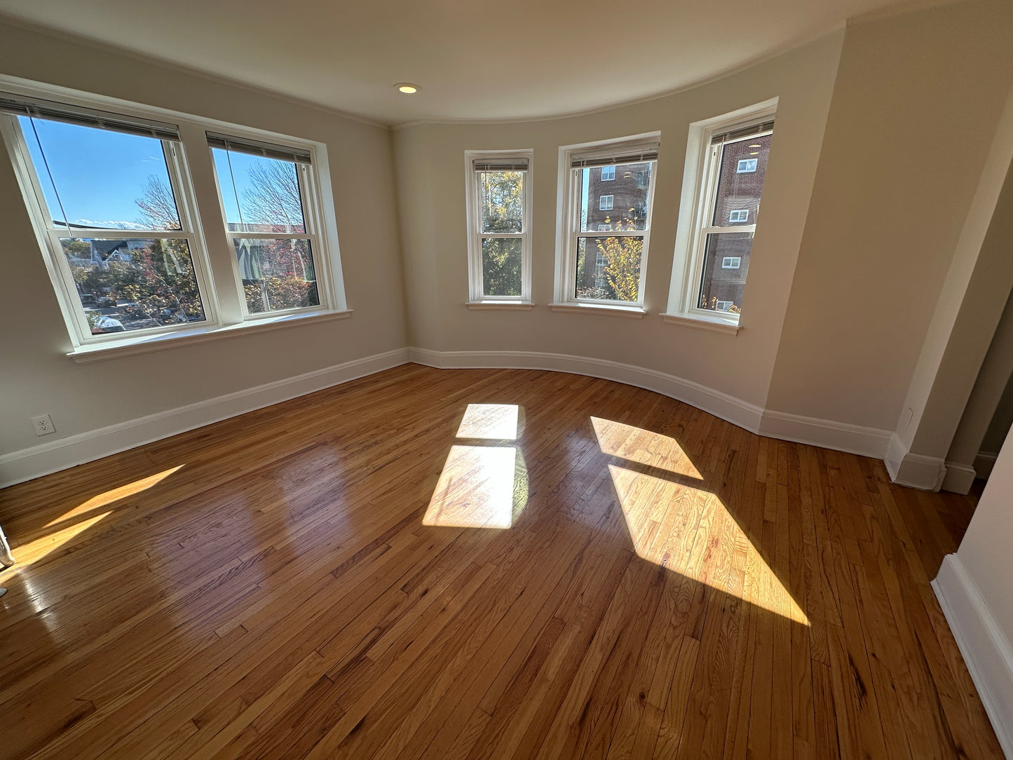 $2,660 / 2br - 815ft2 - ➽Stunning Somerville 2 Bedroom Available Now! No Fee! HT/HW Included! (Winter Hill)