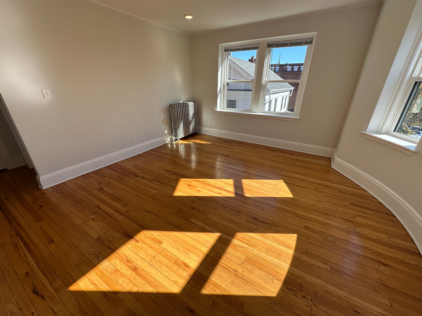 $2,660 / 2br - 815ft2 - ➽Stunning Somerville 2 Bedroom Available Now! No Fee! HT/HW Included! (Winter Hill)