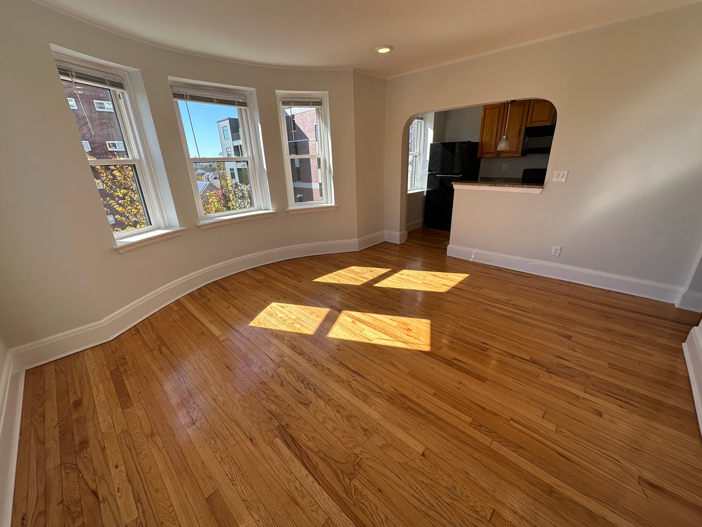 $2,660 / 2br - 815ft2 - ➽Stunning Somerville 2 Bedroom Available Now! No Fee! HT/HW Included! (Winter Hill)