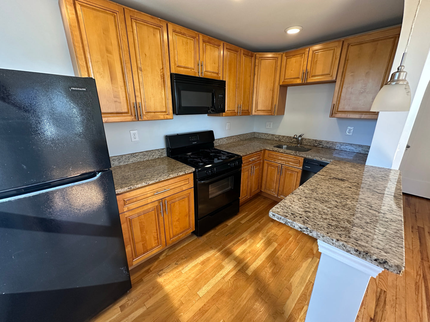 $2,660 / 2br - 815ft2 - ➽Stunning Somerville 2 Bedroom Available Now! No Fee! HT/HW Included! (Winter Hill)