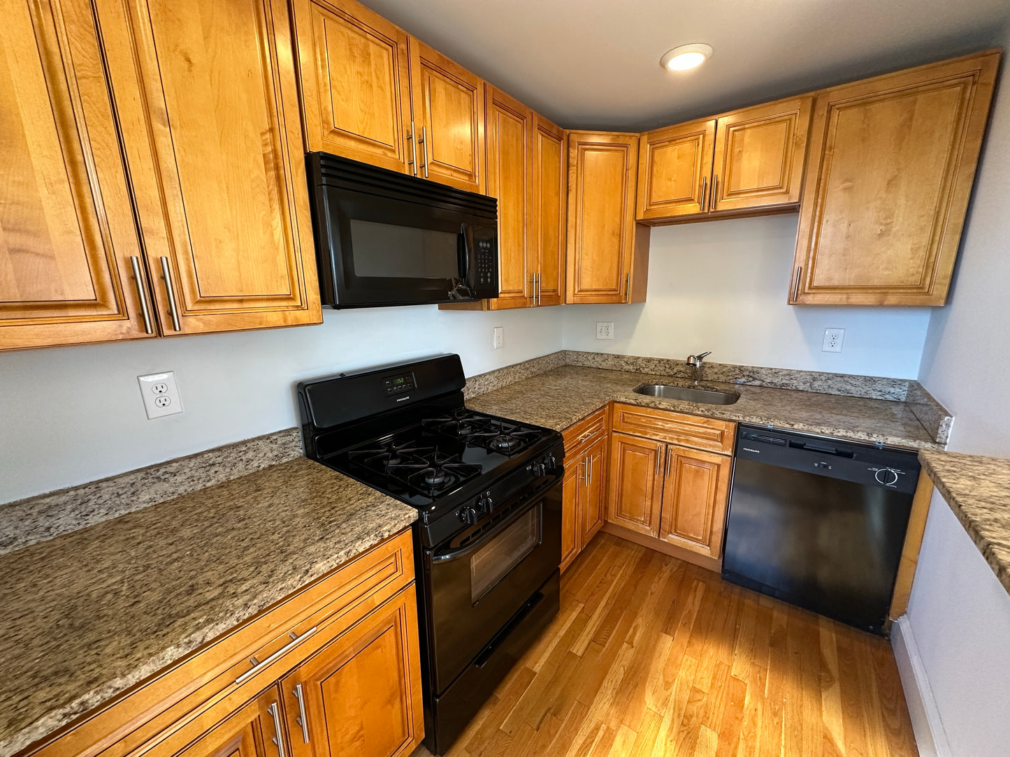 $2,660 / 2br - 815ft2 - ➽Stunning Somerville 2 Bedroom Available Now! No Fee! HT/HW Included! (Winter Hill)