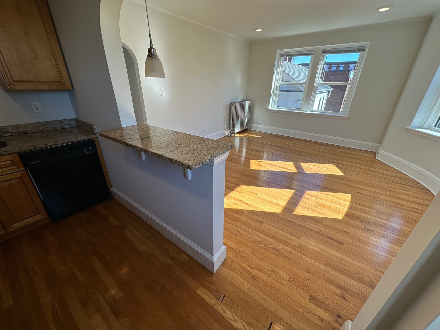 $2,660 / 2br - 815ft2 - ➽Stunning Somerville 2 Bedroom Available Now! No Fee! HT/HW Included! (Winter Hill)