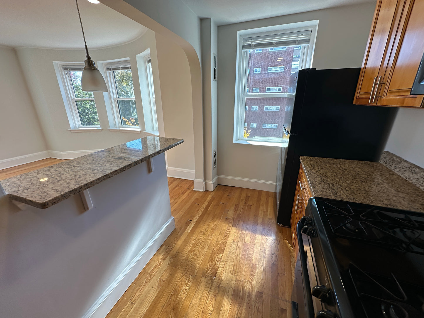 $2,660 / 2br - 815ft2 - ➽Stunning Somerville 2 Bedroom Available Now! No Fee! HT/HW Included! (Winter Hill)