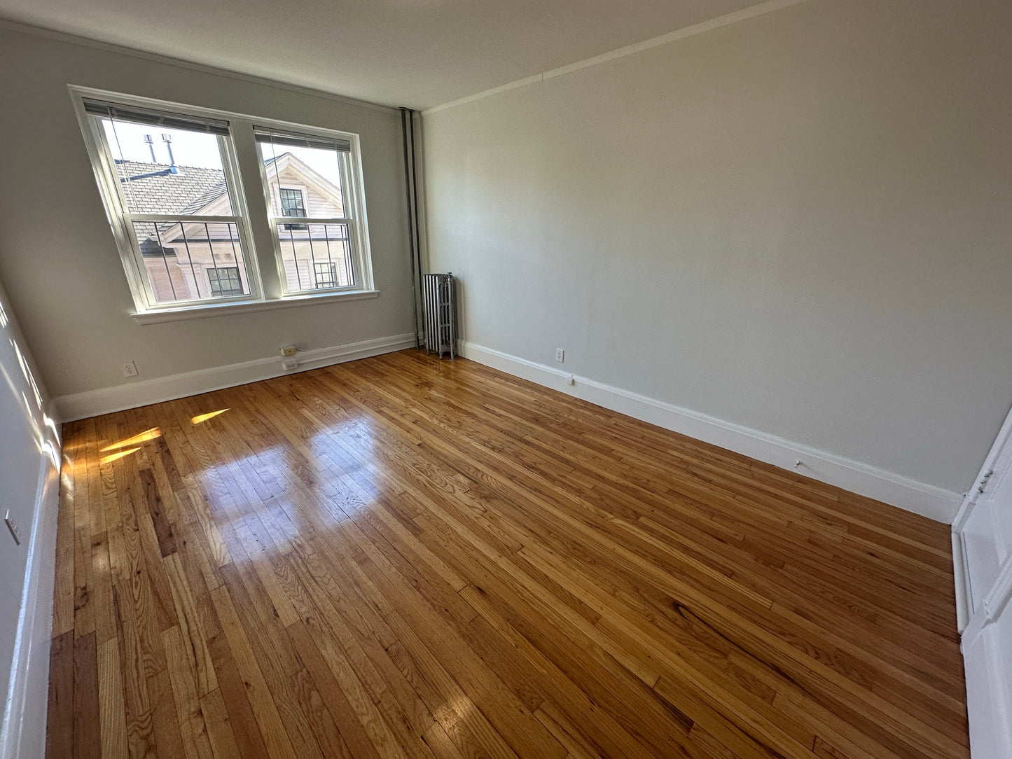 $2,660 / 2br - 815ft2 - ➽Stunning Somerville 2 Bedroom Available Now! No Fee! HT/HW Included! (Winter Hill)