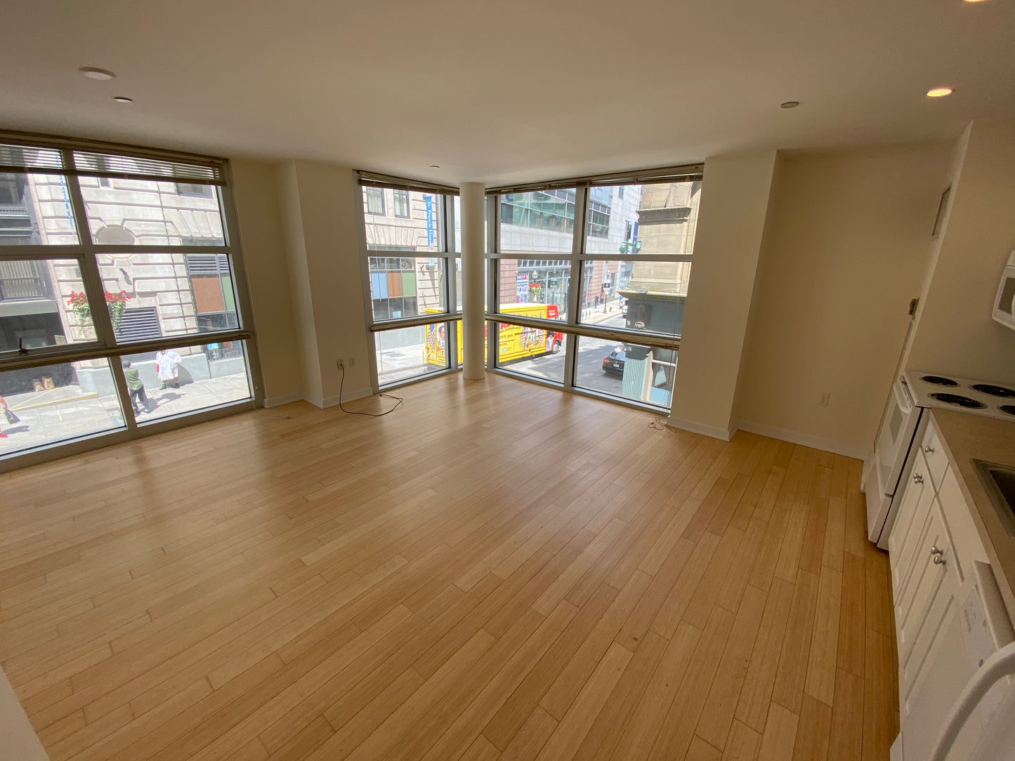 APPLICATION PENDING $4,100 / 2br - 750ft2 - ➽Bright Downtown 2 Bedroom Available June! Pet Friendly! (Theatre District)