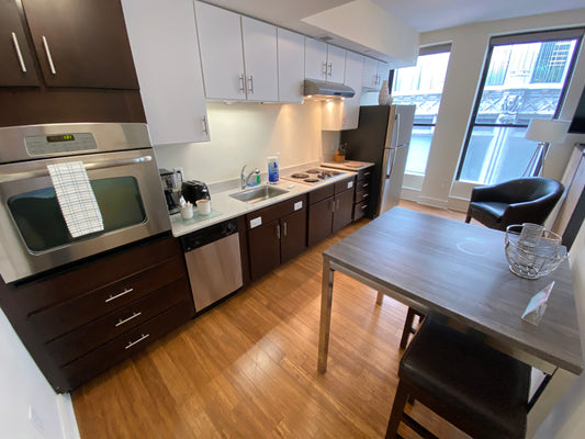 $2,800 / 368ft2 - ➽Chic Midtown Studio Available May! Pet-Friendly! (Midtown)