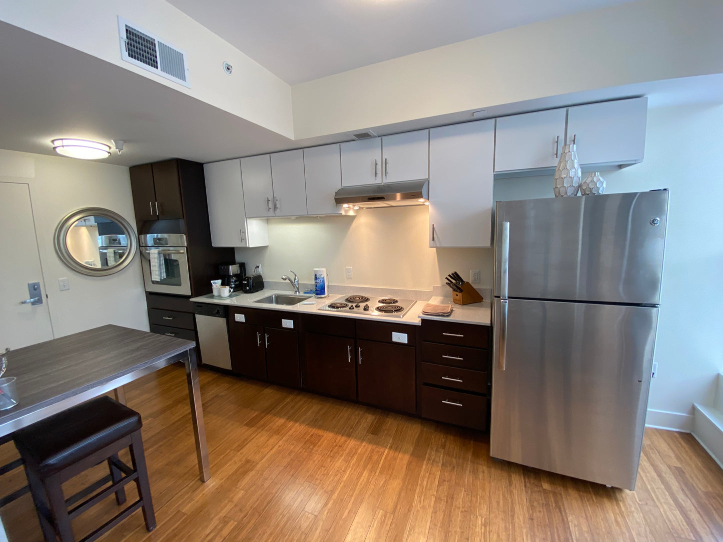 $2,800 / 368ft2 - ➽Chic Midtown Studio Available May! Pet-Friendly! (Midtown)