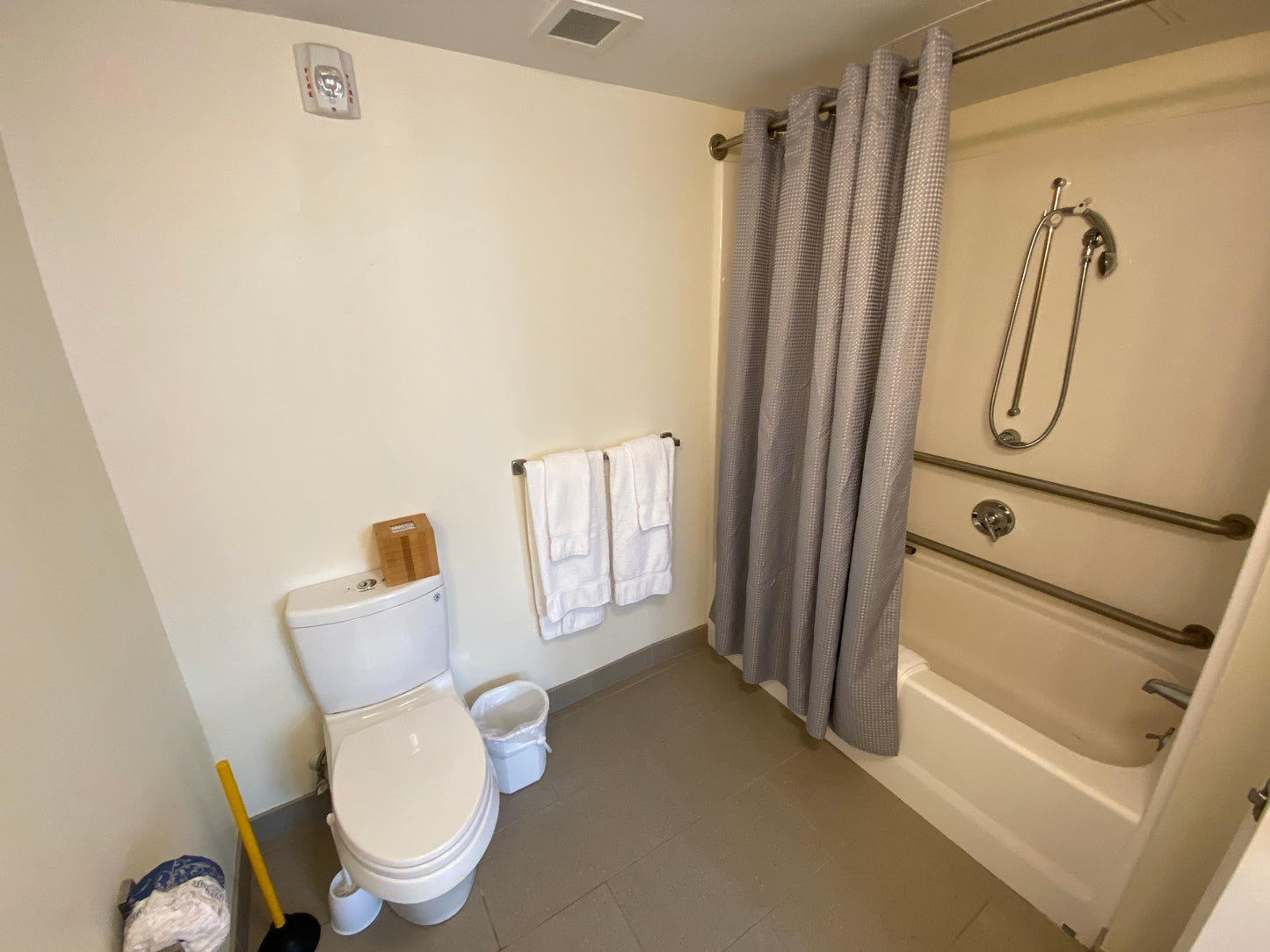 $2,800 / 368ft2 - ➽Chic Midtown Studio Available May! Pet-Friendly! (Midtown)