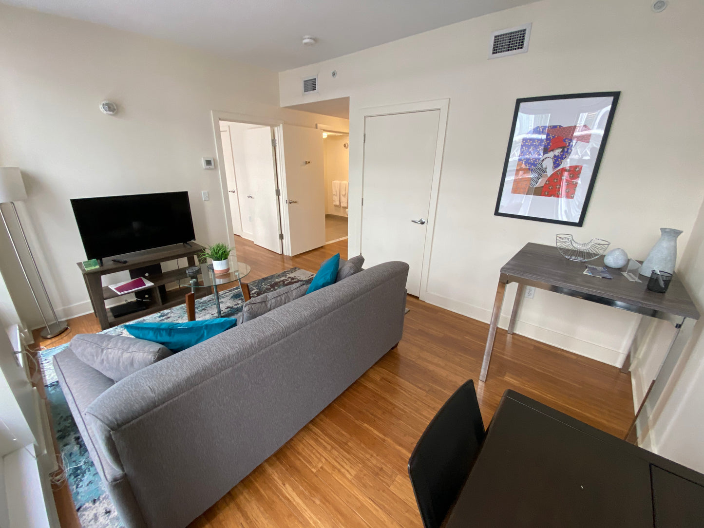 $3,200 / 1br - 602ft2 - ➽Airy Midtown 1 Bedroom Available June! Pet-Friendly! (Midtown)