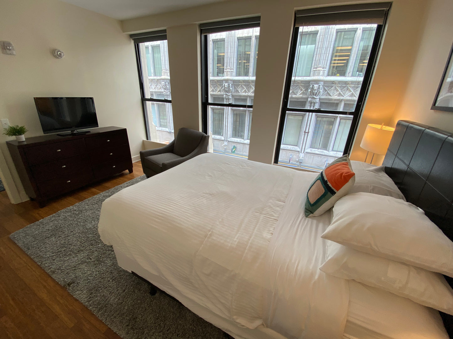 $3,200 / 1br - 602ft2 - ➽Airy Midtown 1 Bedroom Available June! Pet-Friendly! (Midtown)