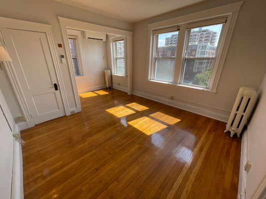 $2,600 / 376ft2 - ➼Beautiful Top Floor Mission Hill Studio w/Alcove Available Now! (Mission Hill)