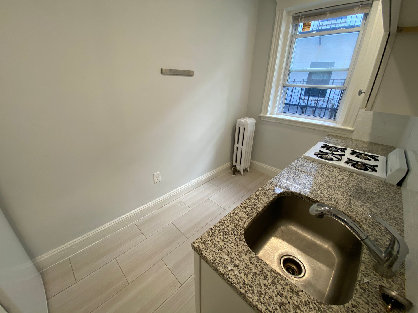 $2,020 / 323ft2 - ➽Bright Mission Hill Studio Available Now! No Fee! (Mission Hill)