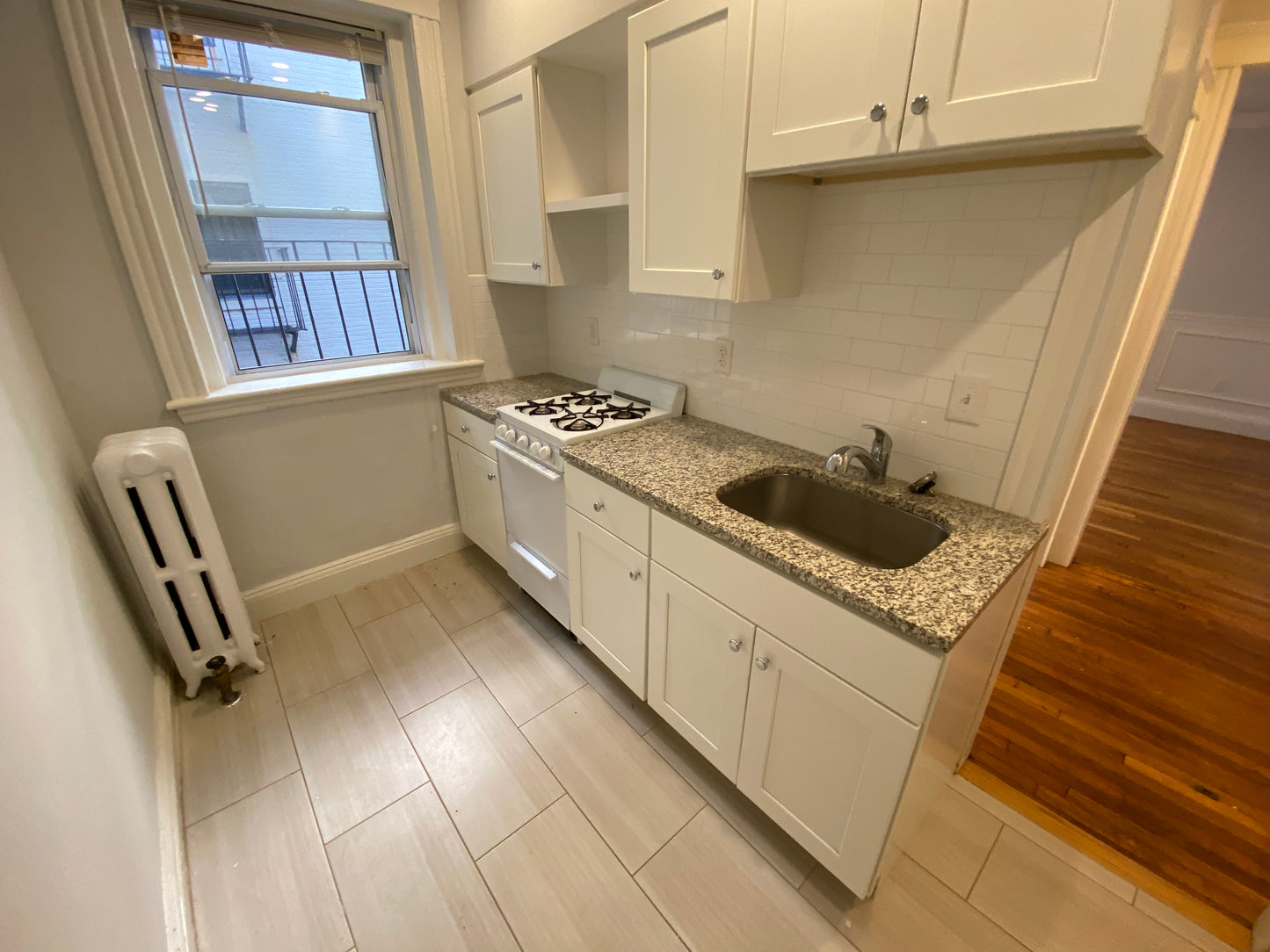 $2,020 / 323ft2 - ➽Bright Mission Hill Studio Available Now! No Fee! (Mission Hill)