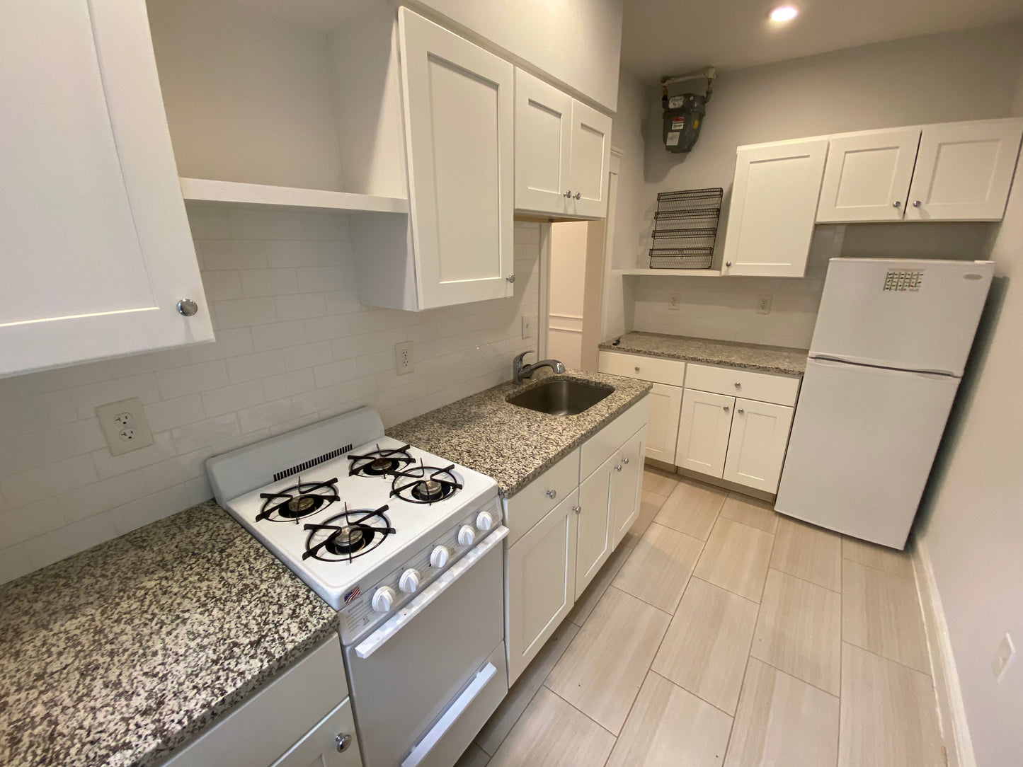 $2,020 / 323ft2 - ➽Bright Mission Hill Studio Available Now! No Fee! (Mission Hill)