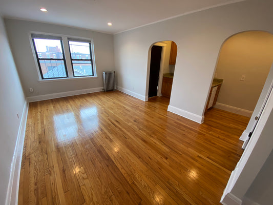 $2,200 / 315ft2 - ➽Cozy Top Floor Somerville Studio w/HT & HW Included Available 9/1! (Winter Hill)
