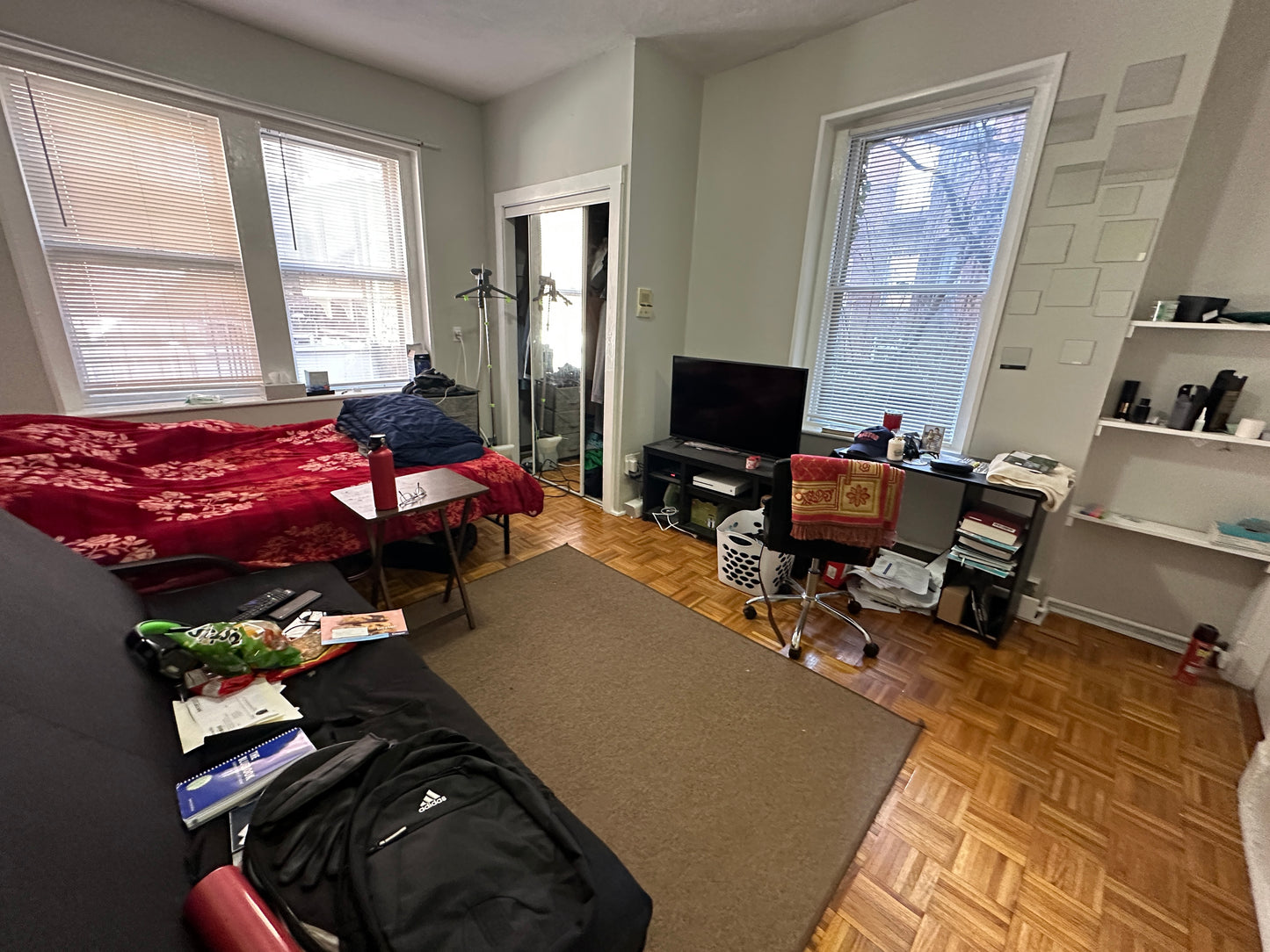 $2,250 ➽Comfy Beacon Hill Studio Available 9/1! HT & HW Included! (Beacon Hill)