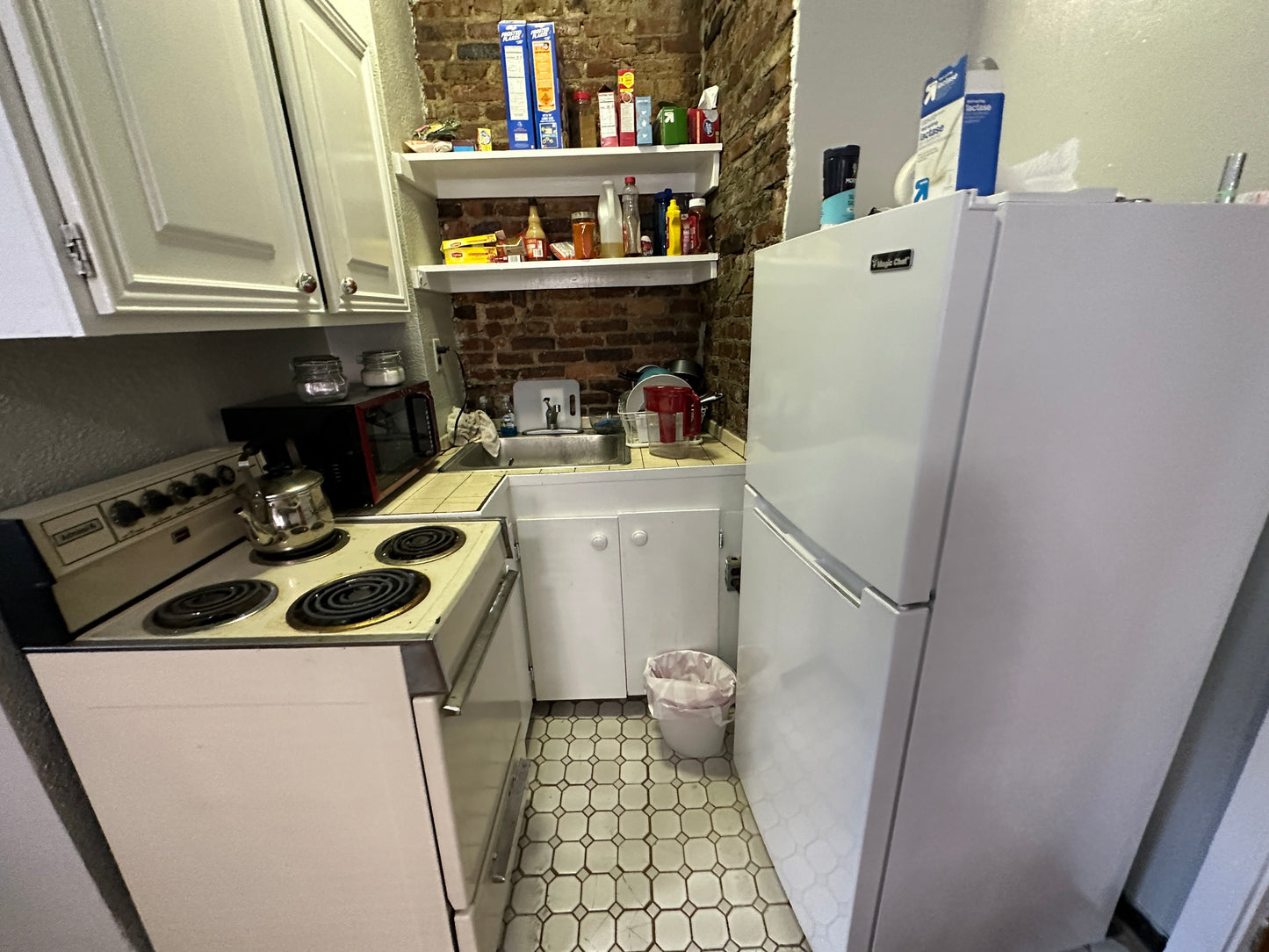 $2,250 ➽Comfy Beacon Hill Studio Available 9/1! HT & HW Included! (Beacon Hill)