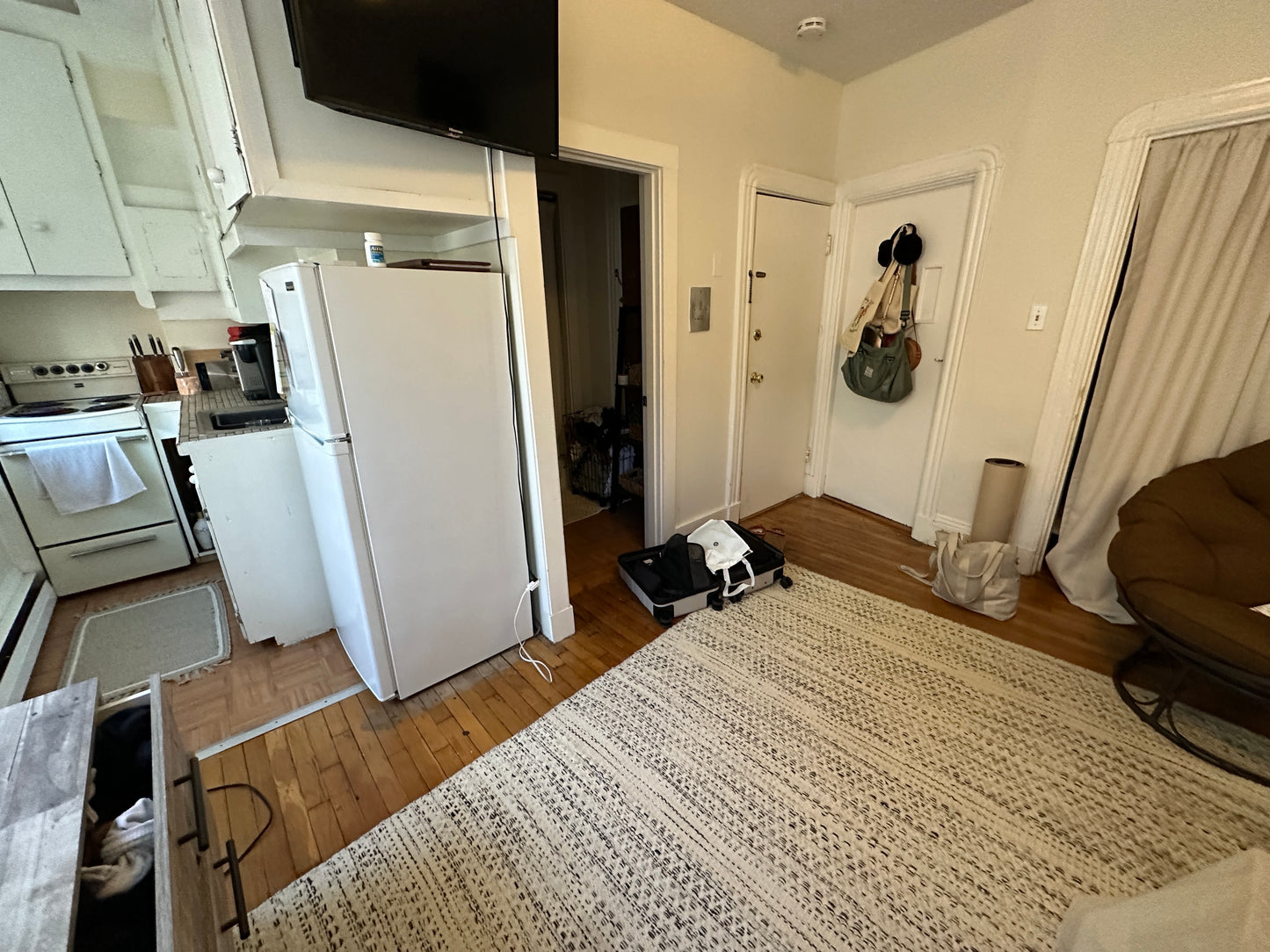 $2,350 ➽Chic Beacon Hill Studio Available June! HT & HW Included! (Beacon Hill)