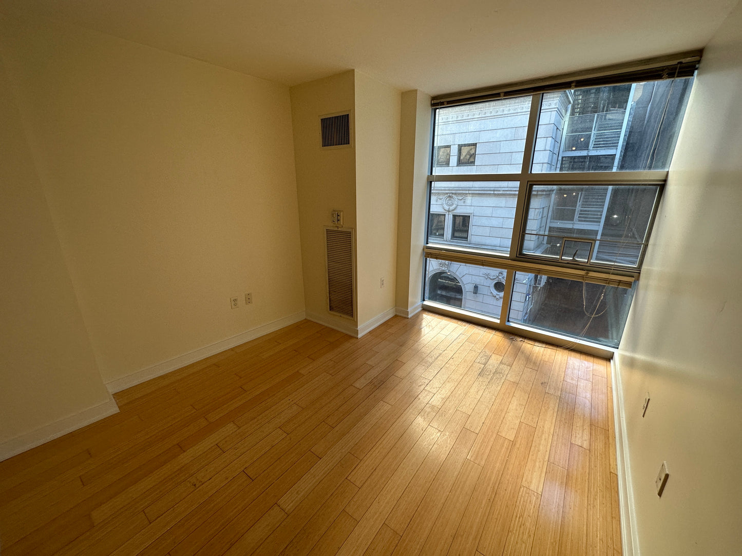 $3,250 / 1br - 430ft2 - ➽Quaint Downtown 1 Bedroom Available September! Pet-Friendly! (Theatre District)