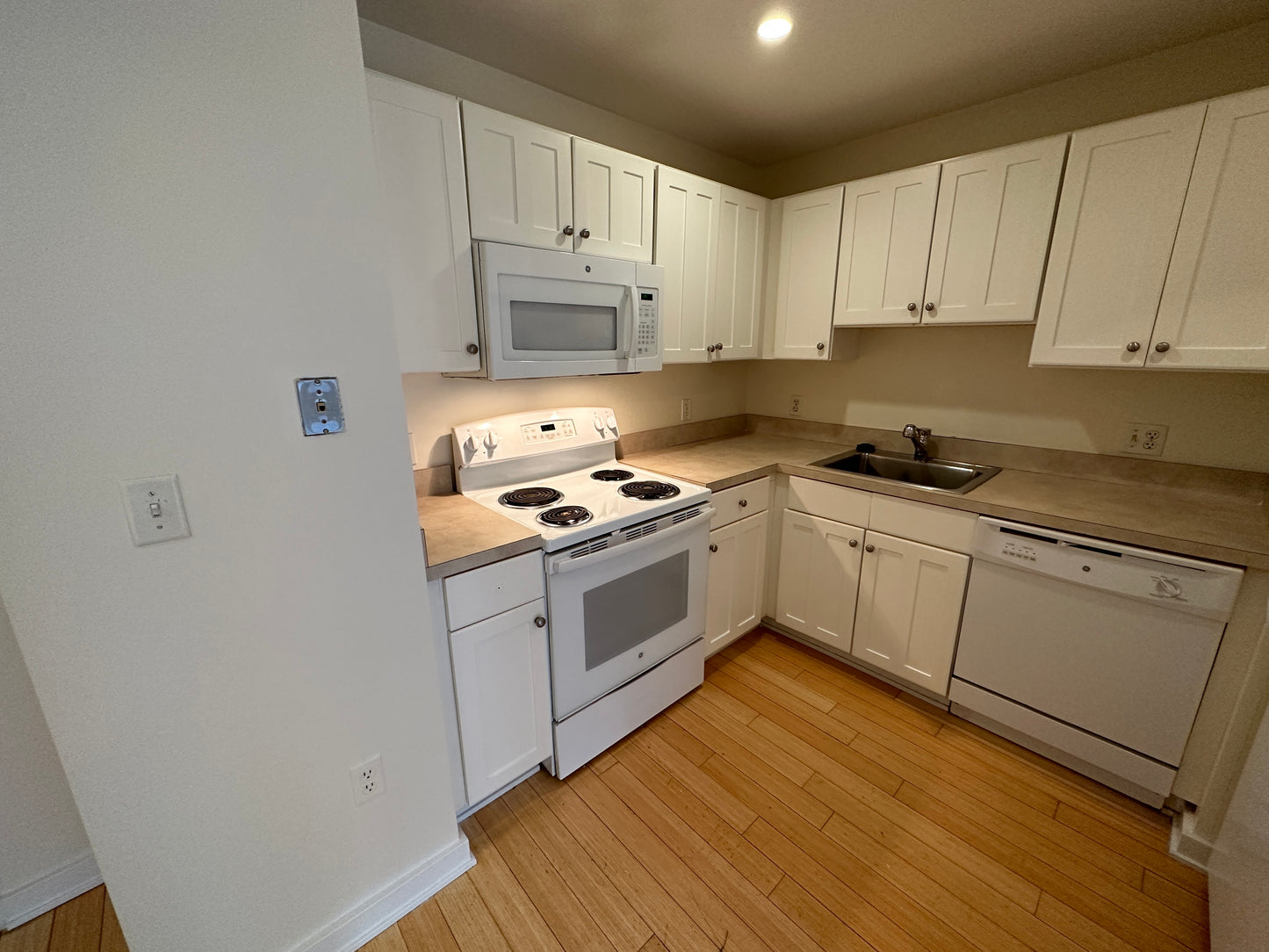 $3,250 / 1br - 430ft2 - ➽Quaint Downtown 1 Bedroom Available September! Pet-Friendly! (Theatre District)