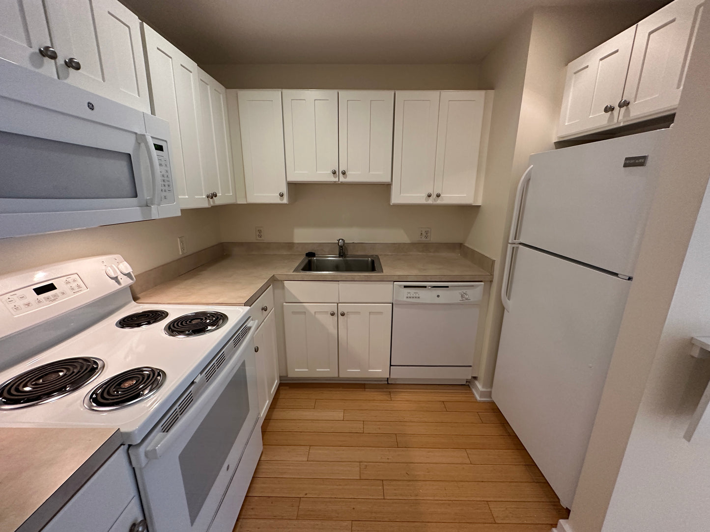 $3,250 / 1br - 430ft2 - ➽Quaint Downtown 1 Bedroom Available September! Pet-Friendly! (Theatre District)