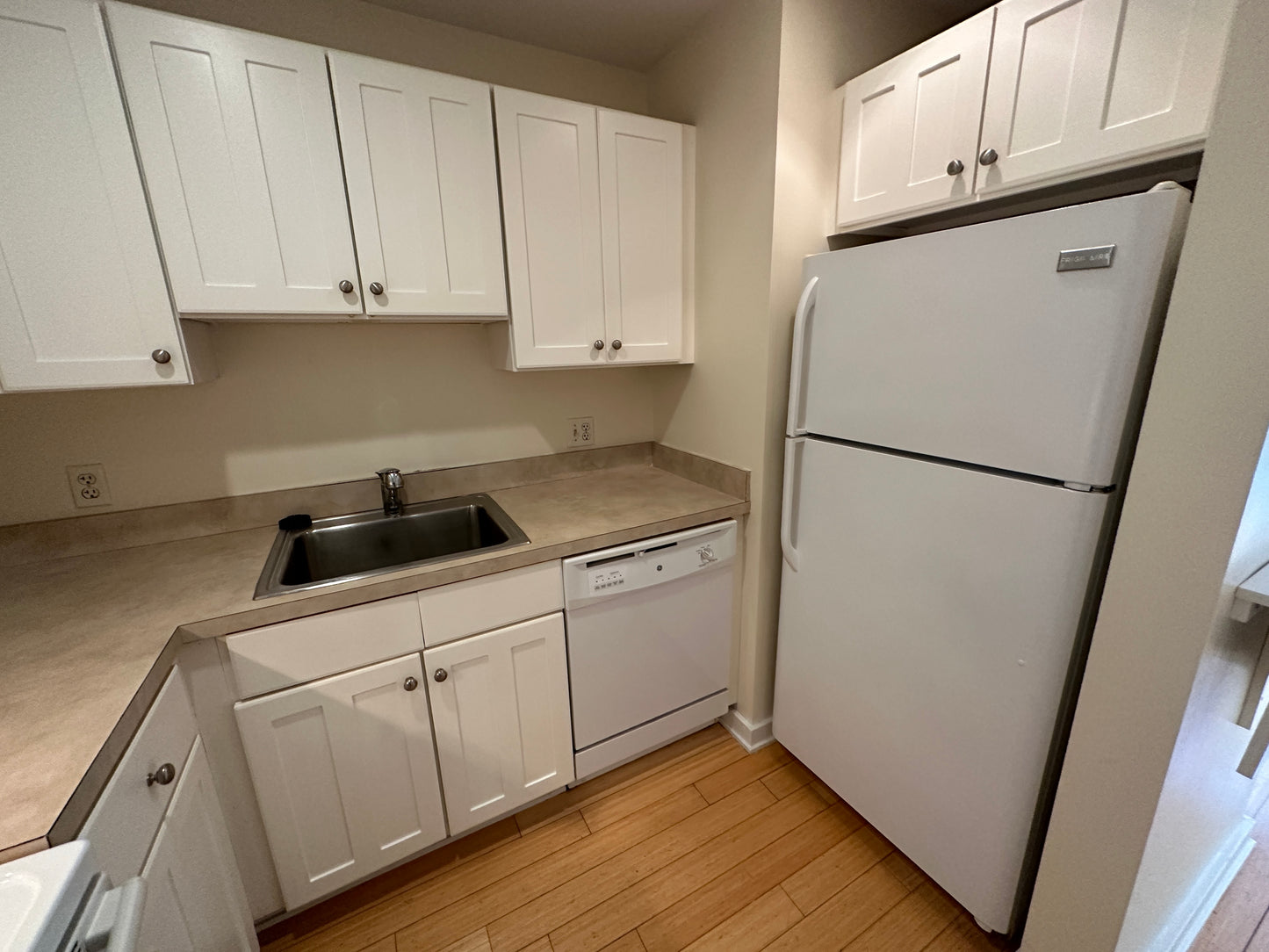 $3,250 / 1br - 430ft2 - ➽Quaint Downtown 1 Bedroom Available September! Pet-Friendly! (Theatre District)