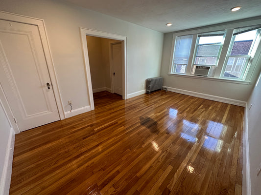 APPLICATION PENDING $2,300 / 405ft2 - ➽Bright Top Floor Somerville Studio Available March! (Winter Hill)